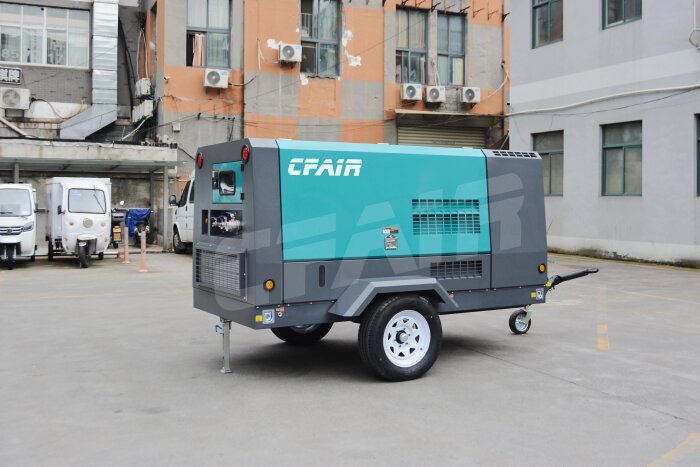 Dragbar sandblästningskompressor CF390MK-10.5 med CUMMINS-motor står parkerad på en innergård, redo för mobil användning.