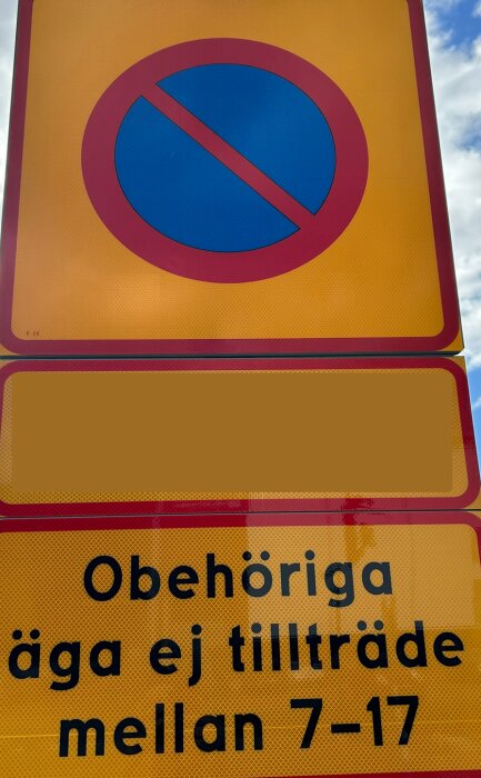 Skylt med förbudsmärke och texten "Obehöriga äga ej tillträde mellan 7-17" på gul bakgrund.