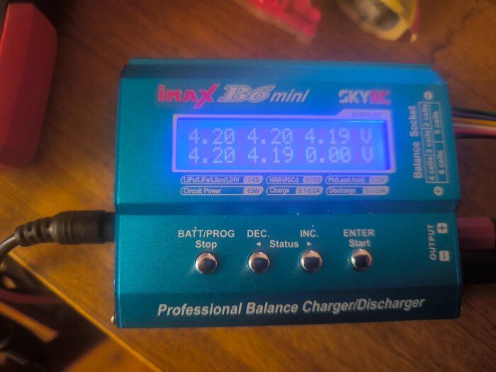 IMAX B6 mini laddare med display som visar batterivärden, inklusive spänning på 4,20 V per cell. Används för att ladda olika batterityper.