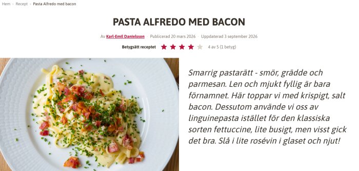 Pasta Alfredo med bacon och gräslök toppad med krämig sås på en vit tallrik.