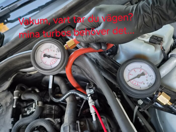 Manometer i bilmotorutrymme med texten "Vakuum, vart tar du vägen? mina turbos behöver det" i rött. Svart handske håller i rör.