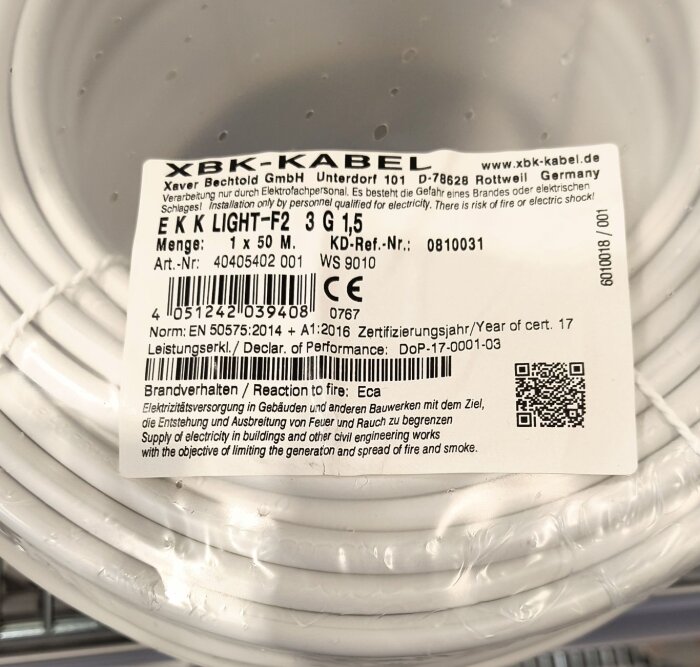 Rulle med EKK-kabel från XBK-KABEL, märkning: Eca brandskydd. Produktetikett med certifieringsinformation och streckkod.