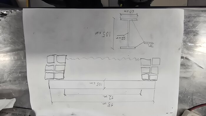 Ritning av stålkonstruktion för en hembyggd bro, inklusive mått och detaljer av balkar och fundament.