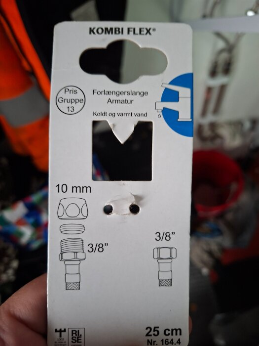Förpackning till Kombi Flex förlängarslang, 25 cm, med 3/8” anslutningar för kallt och varmt vatten.