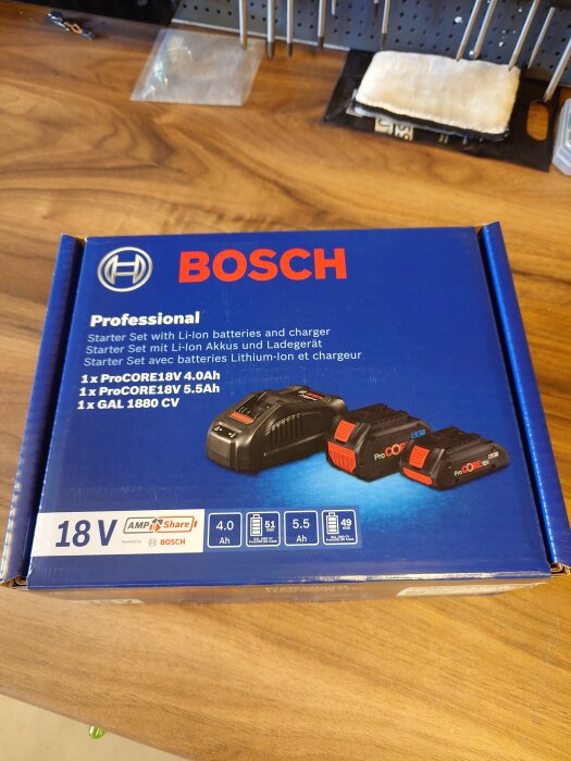 Bosch ProCORE18V batterisats i blå låda på ett träbord i verkstadsmiljö.