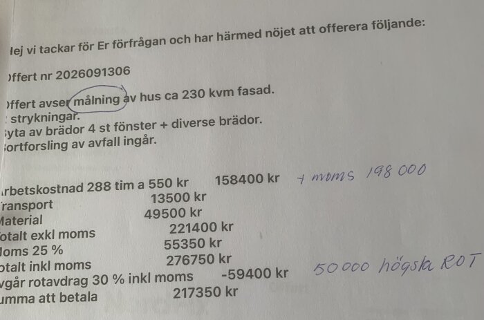 Offertdokument för målning av husfasad på 230 kvm med arbetskostnad, transport, material och moms, handskrivna anteckningar inkluderade.