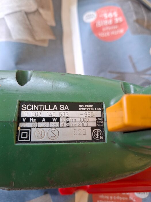 Grön elektrisk verktygsetikett från Scintilla SA, Soleure, Schweiz, med teknisk specifikation och nummer.