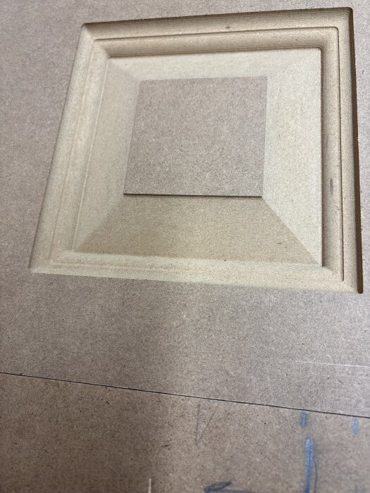 Utskuren fyrkantig profil i 16mm Fibralack MDF-skiva, för test av olika dörrprofiler till köksrenovering.