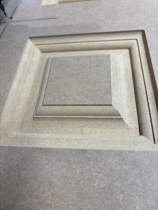Detalj av dörrpanel i 16mm Fibralack MDF, visa utfräst kvadratisk profil.
