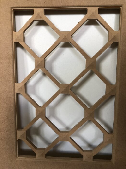 CNC-utfräst träram med sexkantigt mönster, del av handmade projekt som beskrivits i diskussion om användning av CNC-maskiner för träbearbetning.