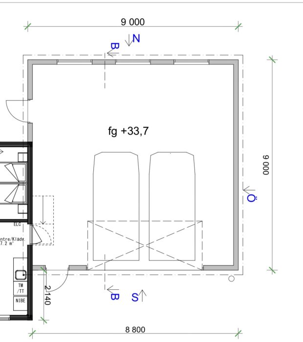 Planritning av garage för två bilar med måttangivelser. Dubbel elport, arbetsbänk, frys och förvaring planerad inomhus.