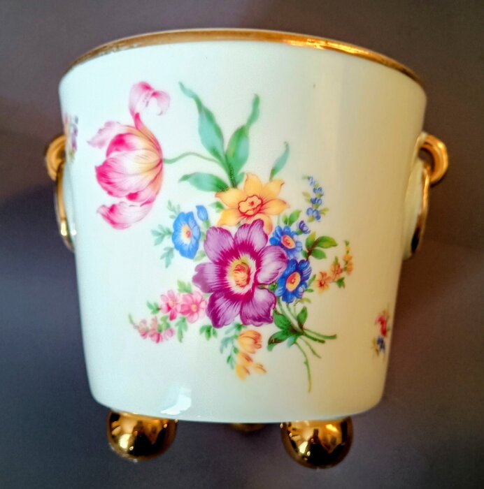 En gammal blomkruka från fyrtiotalet med polykrom floral dekor och guldfärgade detaljer.