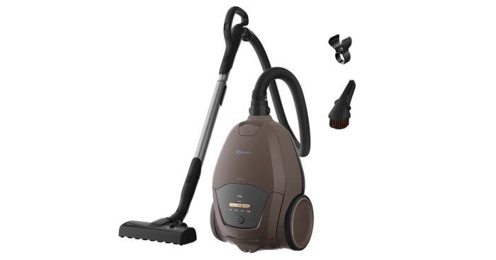 Electrolux 700 Silent dammsugare med påse, grå och brunt utförande, med gummihjul och flera munstycken, visas mot vit bakgrund.