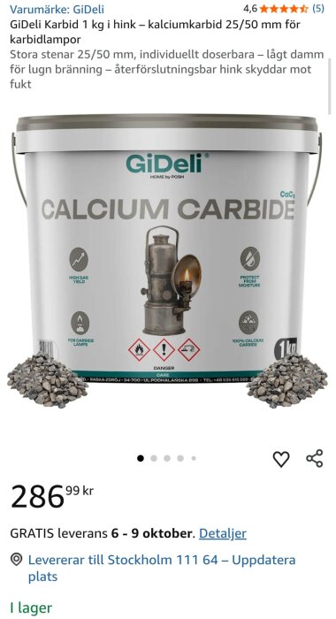 Hink med 1 kg kalciumkarbid, märkt GiDeli, för karbidlampor. Bilden visar stenar och varning för farligt material.