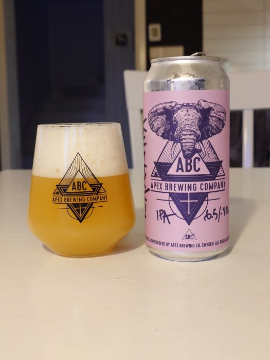 En burk Apex Brewing Company IPA och ett glas fyllt med ölet står på ett bord.