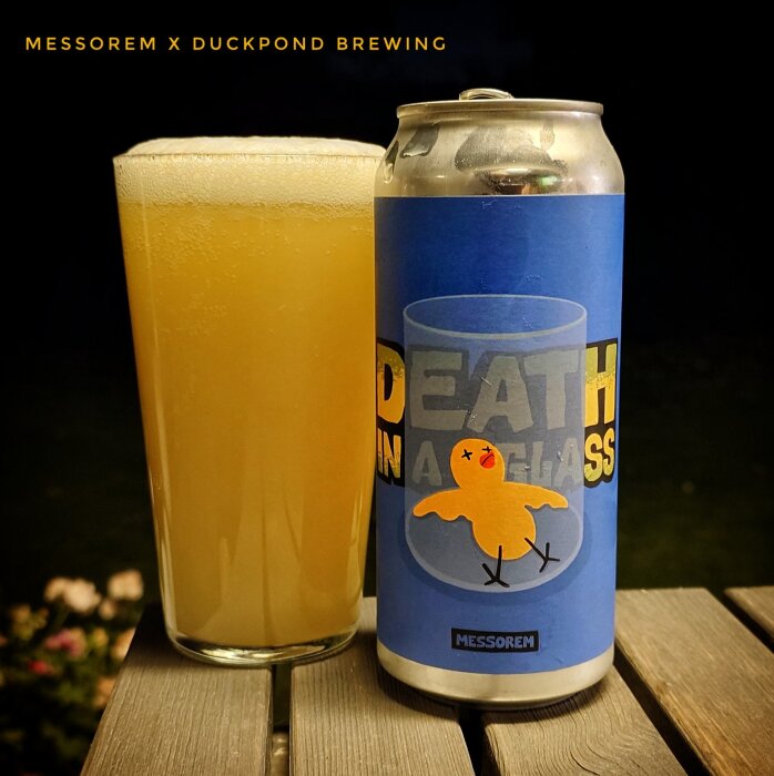 Öl i glas bredvid en burk med etikett föreställande en tecknad anka och texten "DEATH IN A GLASS", står på ett träbord.