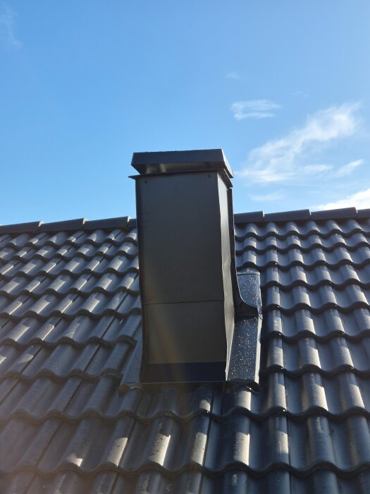 Ventilationshuv på tak, snett och buckligt.
