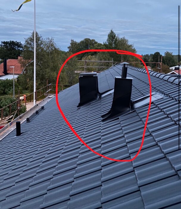 Två ventilationshuvar på tak, snedställda och buckliga. Ventilationsproblematik diskuterad i inlägget.