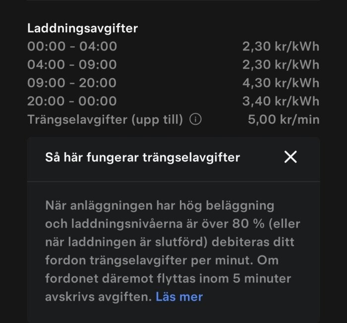 Prislista för Teslas Supercharger med tider och laddningsavgifter i kr/kWh samt information om trängselavgifter vid hög beläggning.