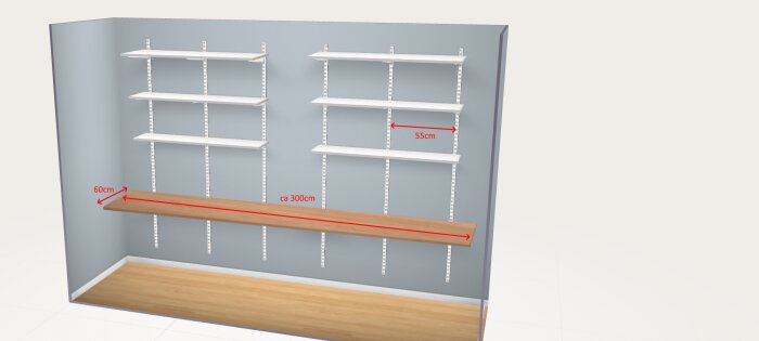 Vägg med hyllsystem, tre hyllplan ovanför ett långt skrivbord 300 cm, monterat med skenor och konsoler 55 cm cc, i ett utrymme med trägolv.