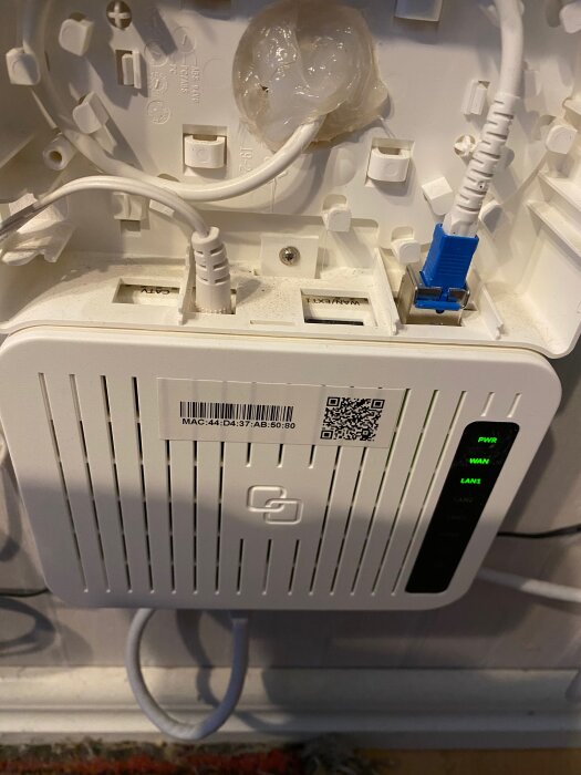 Fiberkonverter med installerade kablar, en blå kontakt representerar en SC-anslutning utomhus och en vit kabel för LC-anslutning inomhus.