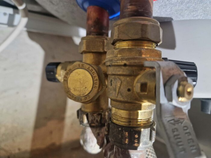 Ventilkoppel utan blandningsventil, Nibe varmvattenberedare, med synlig på/av kran och rörinstallation.