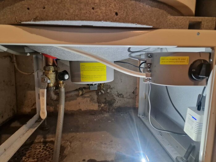 Nibe ER57-CU 300 varmvattenberedare installerad utan blandningsventil, visar röranslutning och en på/av kran under beredaren.