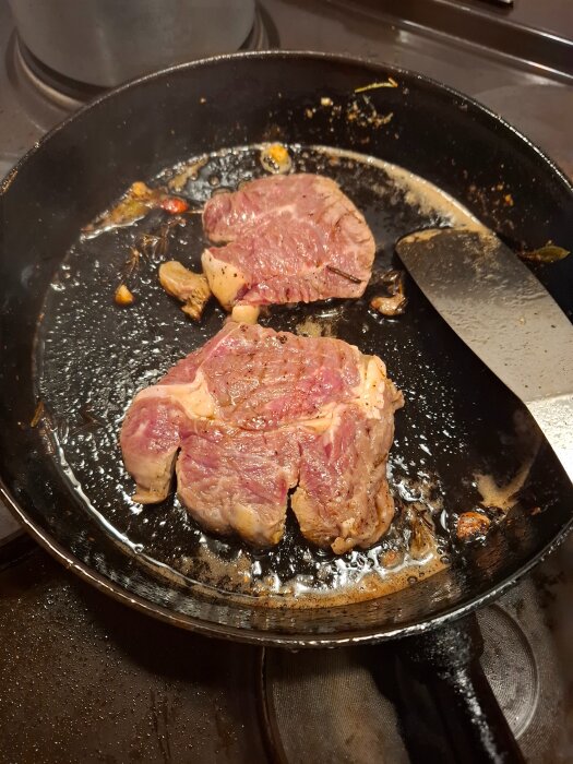 Entrecote som steks i en stekpanna med kryddor, klar för servering som en enkel kvällsrätt.