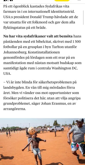 Pojkar spelar fotboll på en grusplan i Tarlton, Sydafrika, under en manifestation med 1 500 fotbollar som svar på internationella påståenden.