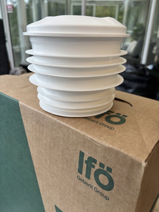 Vit, flexibel toalettstos från Ifö på en kartong med Ifö-logotyp.