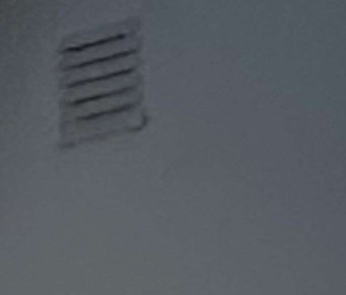 Ventilationsgaller på en vägg, ser igensatt ut.