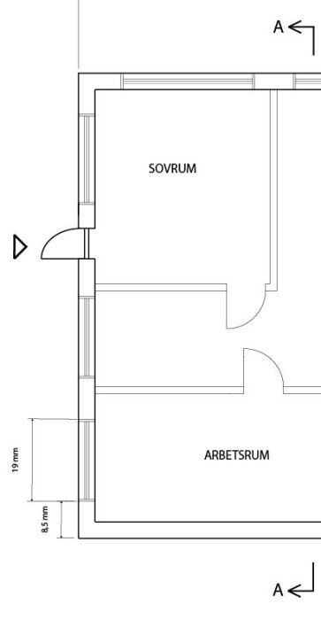 Planritning över ett hus med sovrum och arbetsrum markerat, inklusive mått på väggarna och dörrläge.