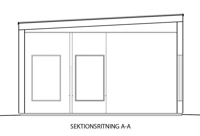 Arkitektonisk sektionsritning av en byggnads fasad, med två fönster, dörrar och lutande tak, märkt "SEKTIONSRITNING A-A" längst ner.