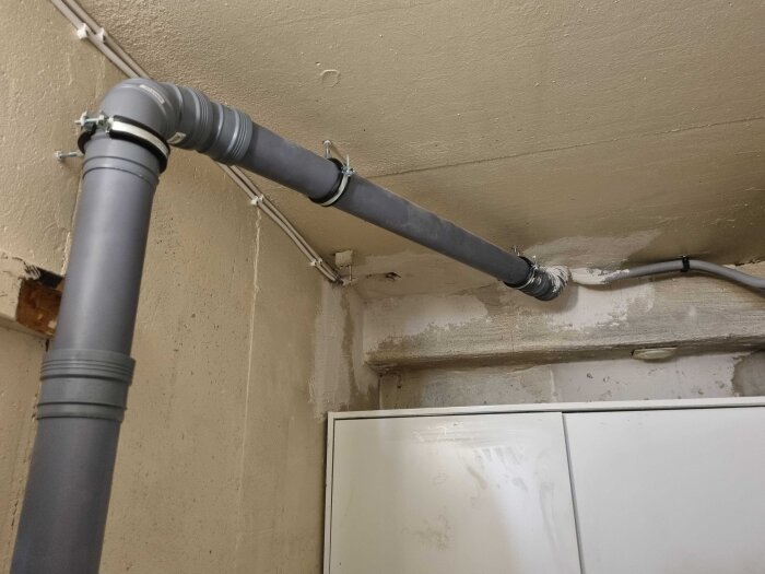 Gammal stam från 1964 som bytts i samband med köksrenovering. Ny avloppsdragning syns i taket, upplevs som sned och ifrågasätts av användaren.