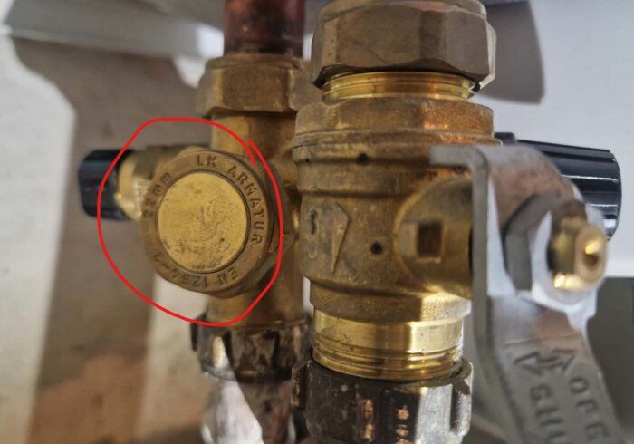 Bild av en mässingsventil med inskription "LK ARMATUR 28mm" i närbild, röd markering runt ventilen.