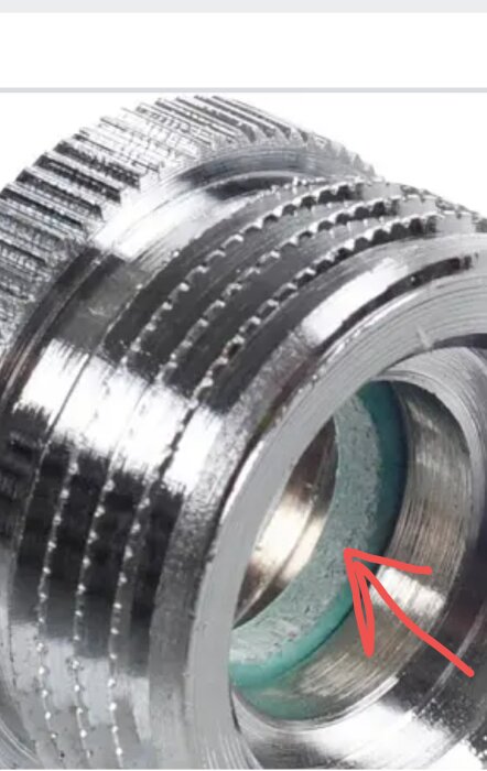 En kopparrörsanslutning markerad med en röd pil visar hur änden ska täta mot en packning i en koppling eller adapter.