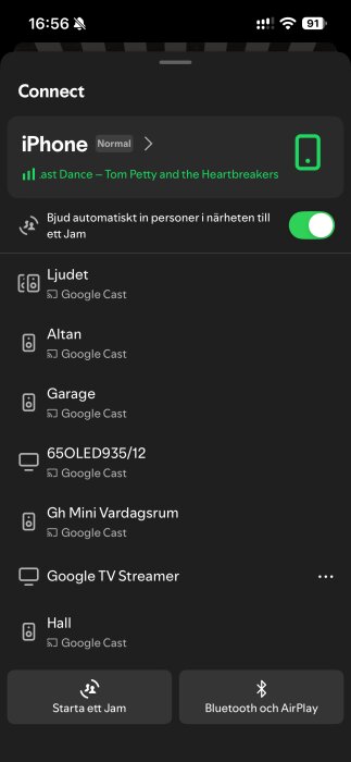 Spotify-appen visar tillgängliga Google Cast-enheter för uppspelning, inklusive namn som "Altan" och "Garage".