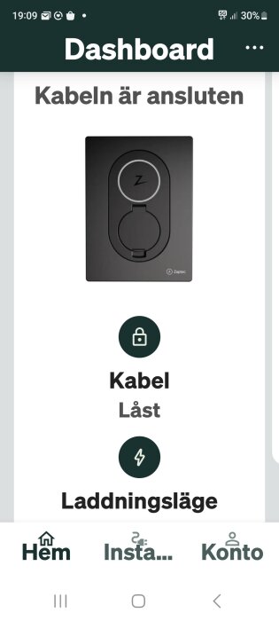 Appens dashboard visar att kabeln är ansluten och låst. Under statusarna finns ikoner och text som indikerar kabelstatus och laddningsläge.