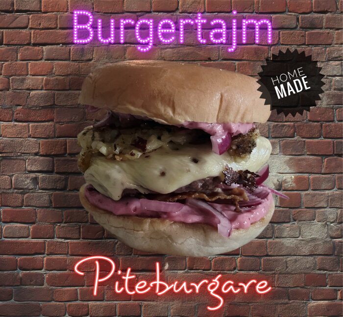 Hemgjord Piteburgare med kött, lök, smält ost och rosa dressing på bröd, mot tegelvägg med texten "Burgertajm" och "Home Made".