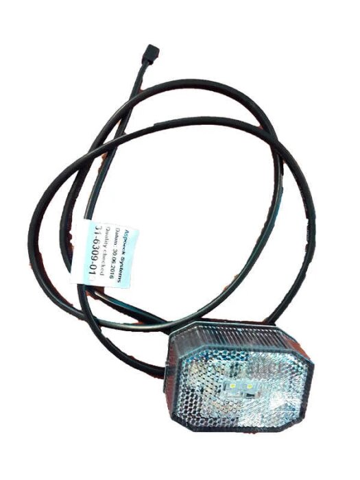 LED-lampa med artikelnummer Aspöck 31-6309-017, ansluten med en kabel som har en etikett.