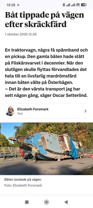 Olycka med båt som vält på väg, omgiven av släp och redskap.
