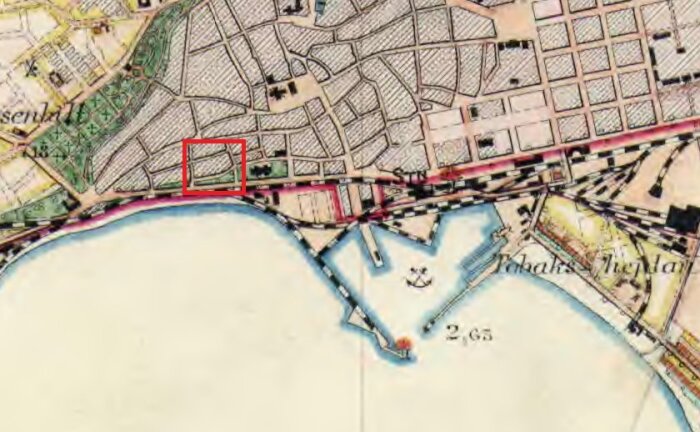 Utsnitt från häradsekonomisk karta med rödmarkerat område kring kvarteret YBES 1 och 2. Ystads Teater syns som en svart byggnad öster om området.