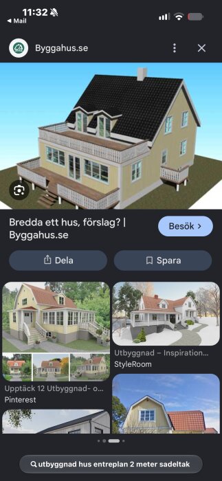 3D-modell av ett hus med gult träpanel, sadeltak och stora fönster, samt en rymlig balkong i trä.