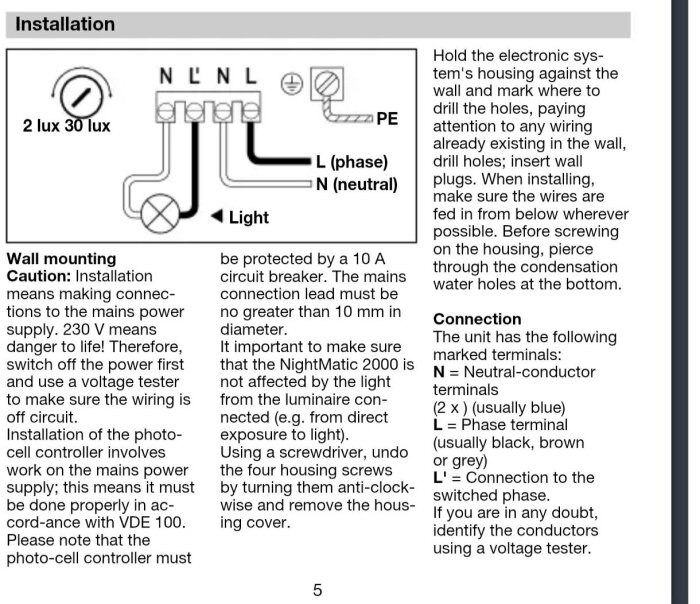 Instruktionsdiagram för installation av fotocellkontroll med märkta terminaler N, L, L', och PE samt anslutning till lampa och strömkälla.