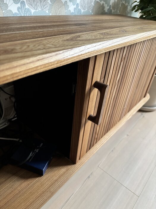 Skåpluckor i MDF med fastlimmade almstavar, insidan i svart vinyl.
