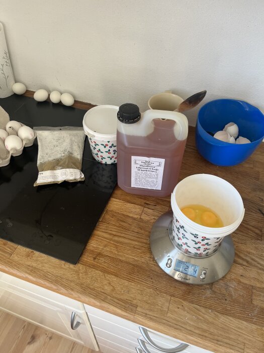 Material och ingredienser för att blanda äggoljetempera på en köksbänk med ägg, pigment och linolja.