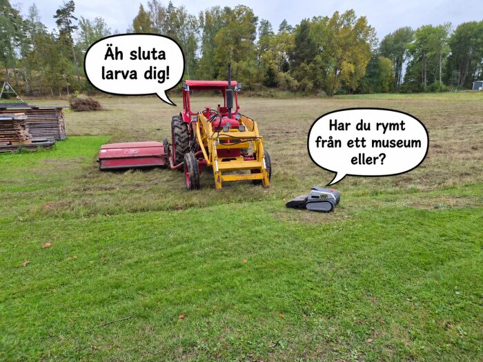 Röd traktor med skopa och gräsklippare på en åker, pratar med en robotgräsklippare. Träden i bakgrunden ger höststämning.
