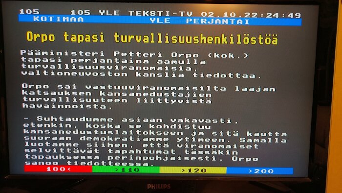 TV-skärm som visar YLE Teksti-TV med nyhet om Petteri Orpo som träffar säkerhetspersonal och diskuterar hot mot demokratin.