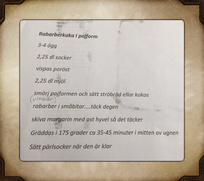 Recept för rabarberkaka i pajform med ingredienser och instruktioner, inklusive smör, socker och mjölmängder, samt anvisningar för tillagning i ugn.