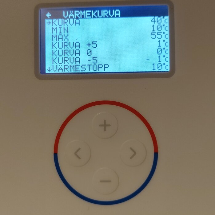 Bergvärmepumpens display visar inställningar för värmekurva, min, max och värmestopp med temperaturer i grader Celsius.